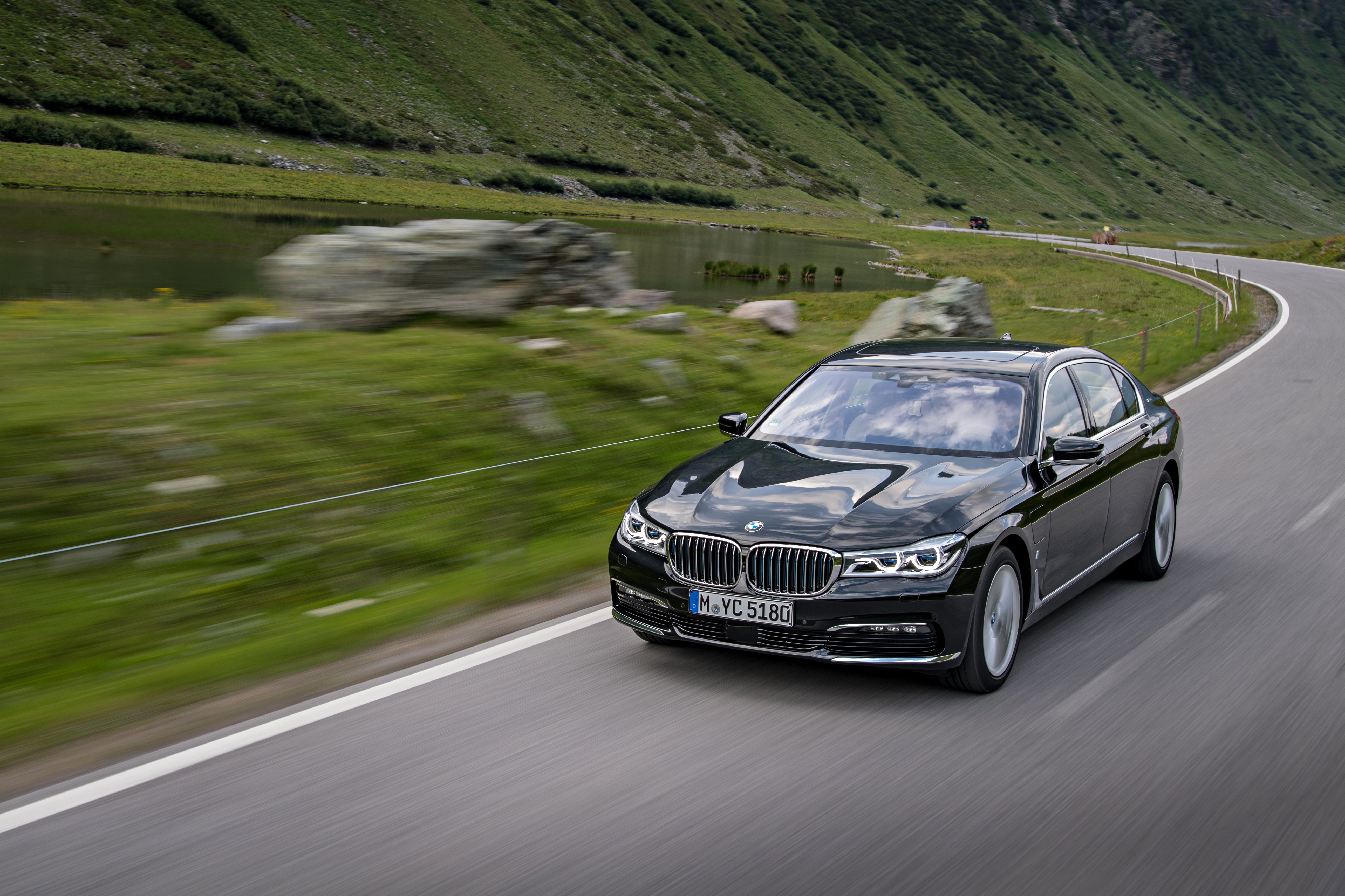 Nuova BMW 740 iPerformance debutta il motore ibrido sull’ammiraglia