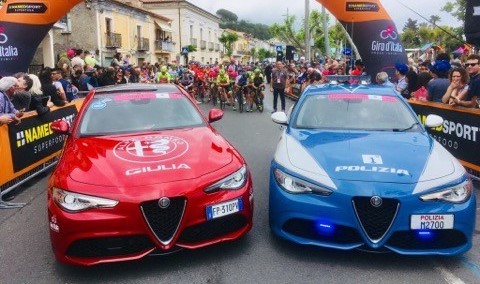 Al Giro D Italia 18 Anche La Giulia Veloce Della Polizia Di Stato