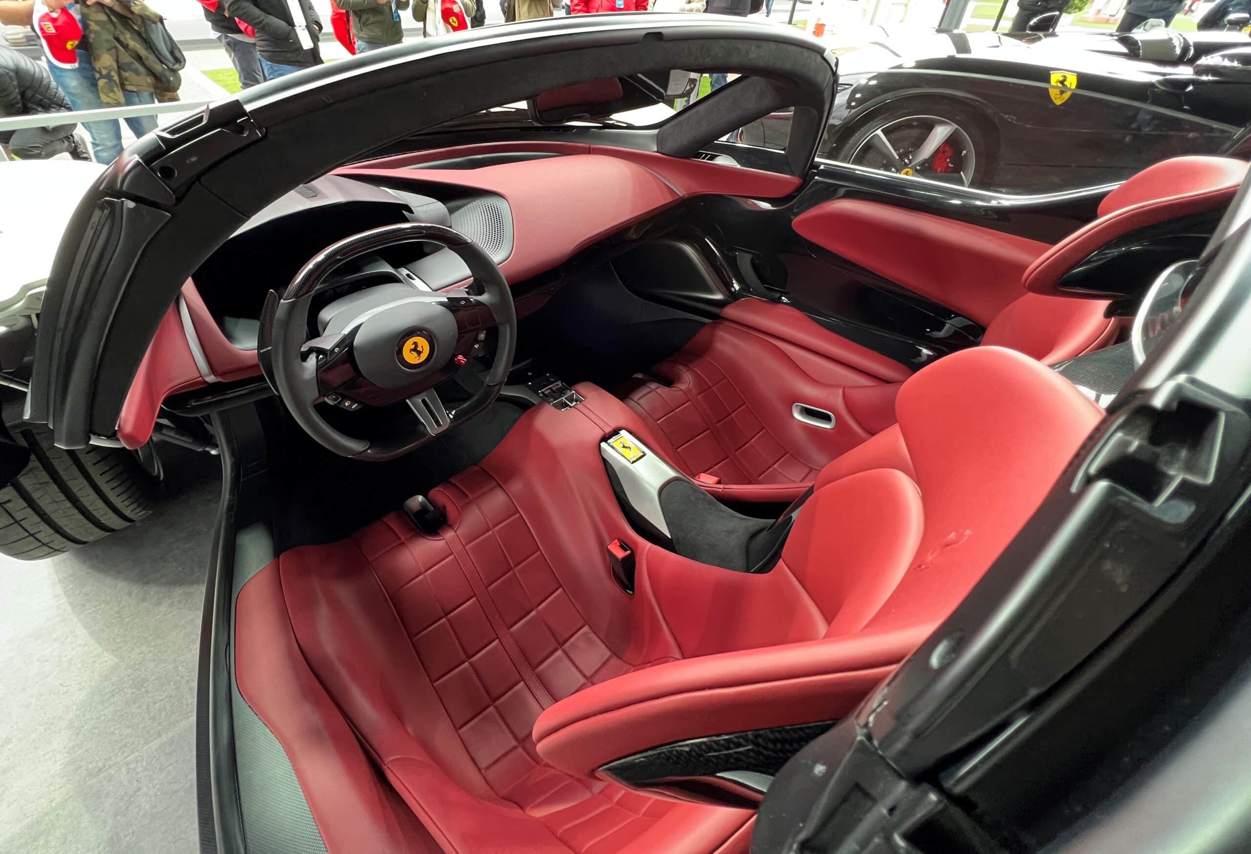 Ferrari Daytona Interni rosso